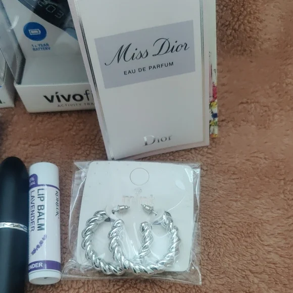 Garmin Vivofit Bands in Red and Blue with Accessories - Picture 4 of 12